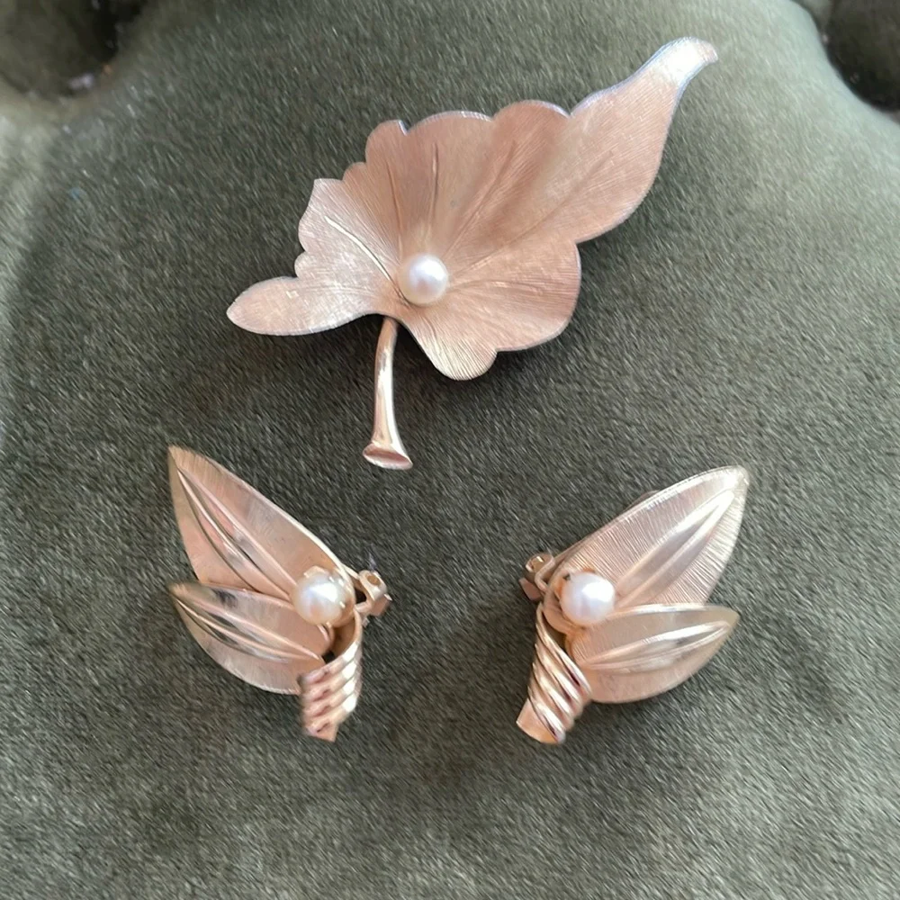 Vintage Leaf Brooch/Pin & Earrings, Brushed Gold Tone w/Faux Pearls, Unsigned - Picture 1 of 6